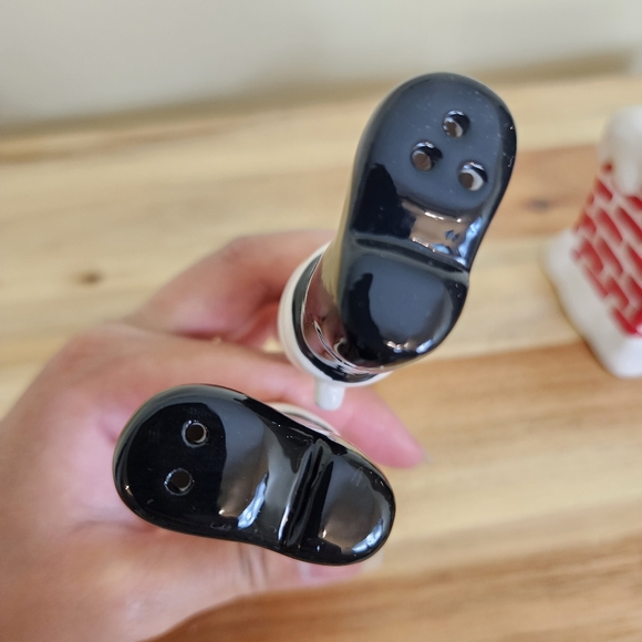 Vintage Ceramic Santa Boots in Chimney Salt and Pepper Shakers - Picture 8 of 11